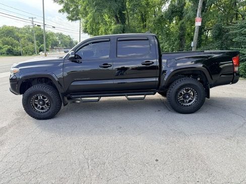 Used 2017 Toyota Tacoma TRD Sport w/ Tow Package AWD/4WD image 8