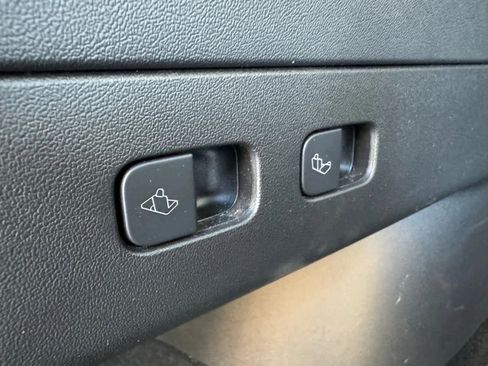 Used 2023 Tesla Model Y 2WD image 34