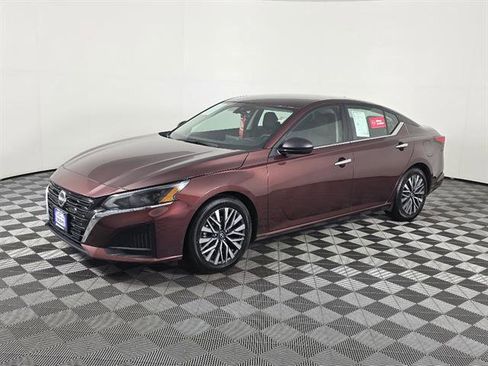 Used 2024 Nissan Altima 2.5 SV FWD image 9