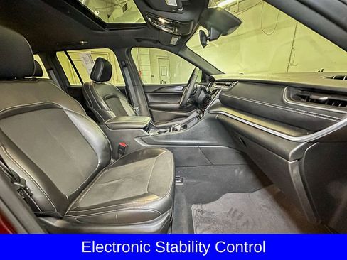 Used 2025 Jeep Grand Cherokee Altitude AWD/4WD image 7