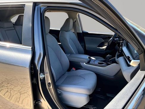 Used 2023 Toyota Highlander LE image 7