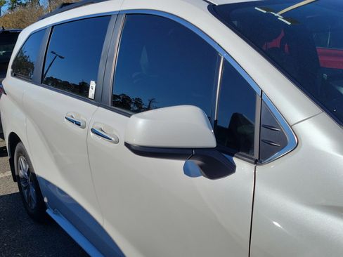 Used 2025 Toyota Sienna XLE image 10