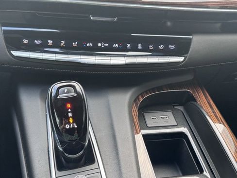 Used 2021 Cadillac Escalade Premium Luxury w/ Performance Package image 31