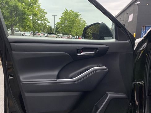 Used 2022 Toyota Highlander XLE image 17
