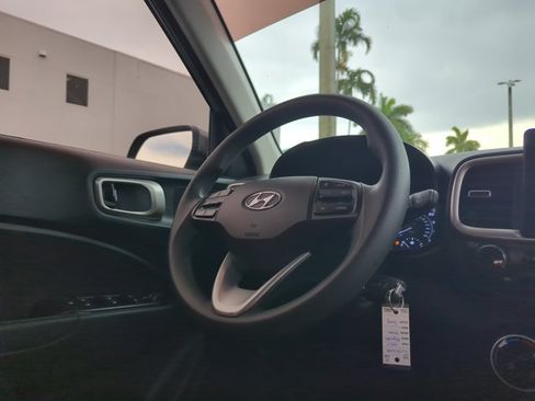 Used 2020 Hyundai Venue SE FWD image 29