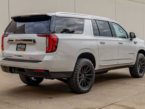 Used 2022 GMC Yukon XL SLT w/ SLT Luxury Package image 10