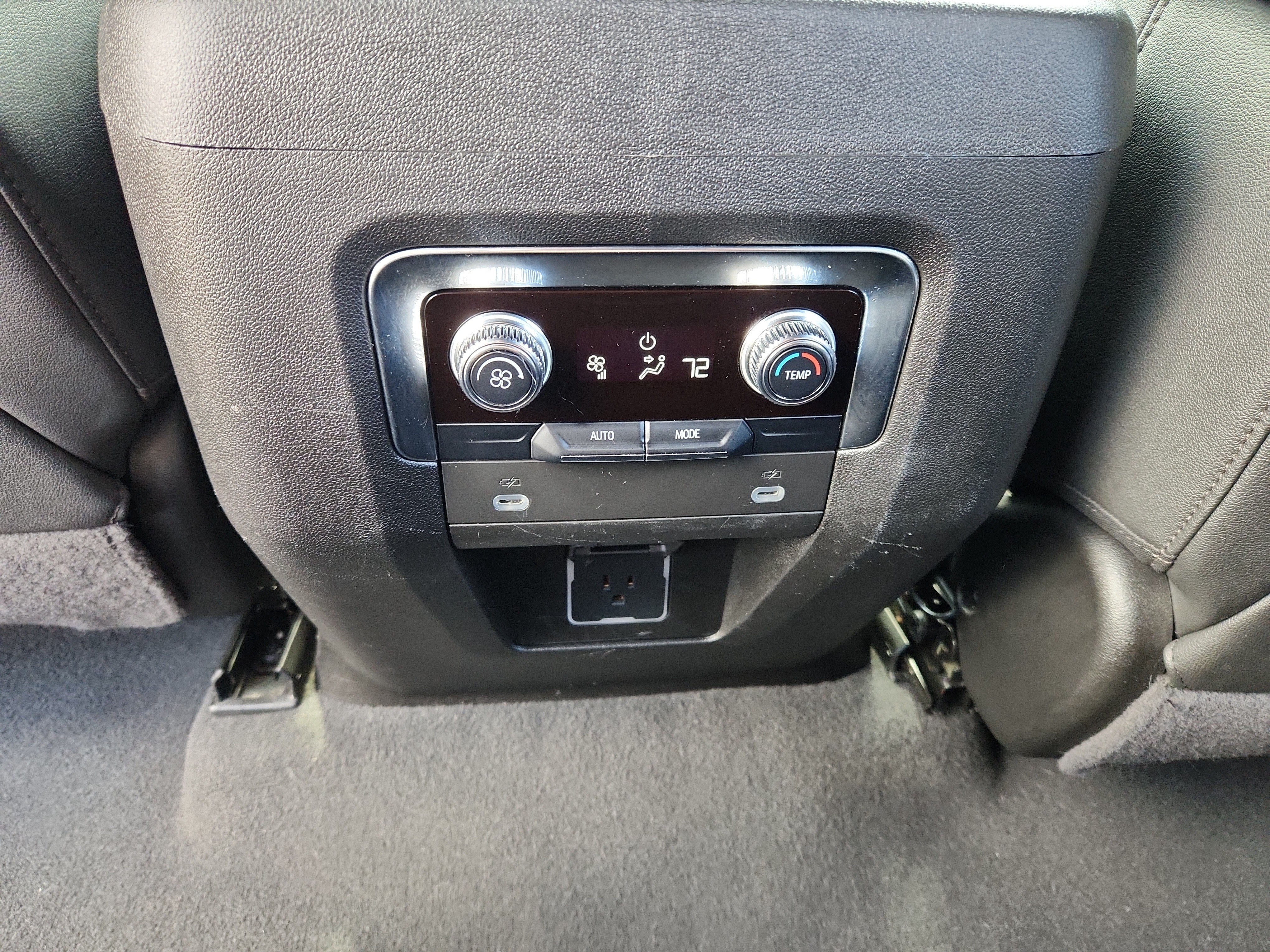 Used 2024 GMC Yukon SLT AWD/4WD image 29