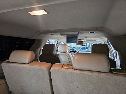 Used 2013 Chevrolet Suburban LTZ RWD image 12