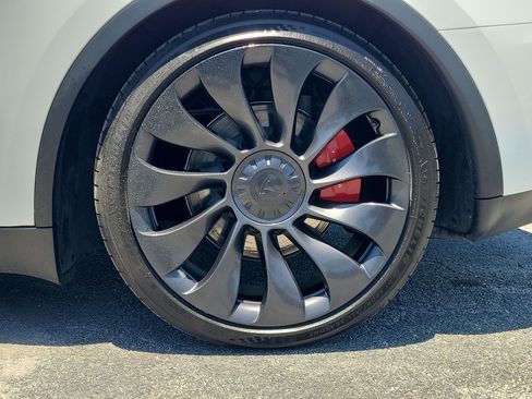 Used 2023 Tesla Model Y Long Range AWD/4WD image 9