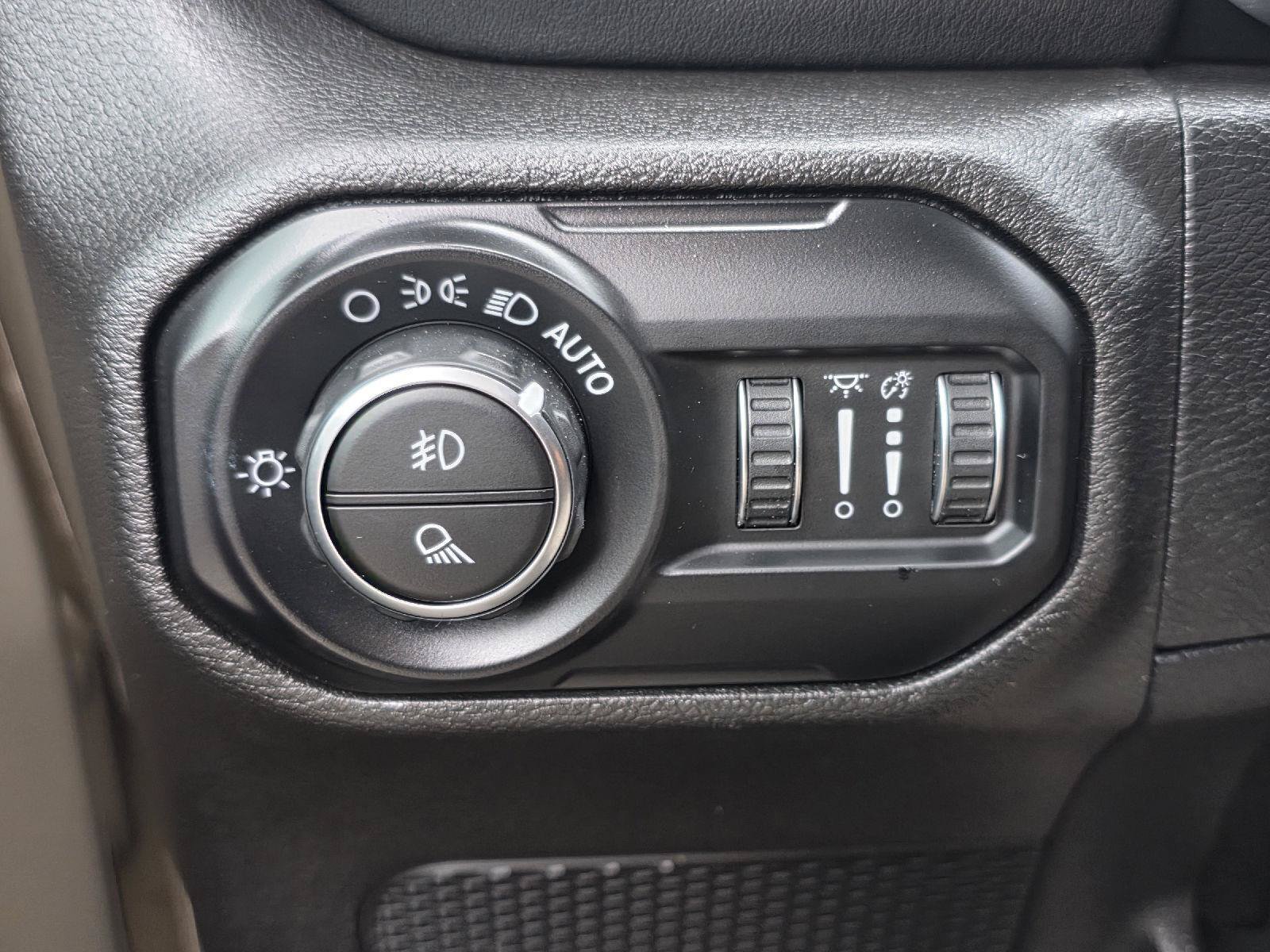 Used 2020 Jeep Gladiator Overland w/ Popular Equipment Package AWD/4WD image 10