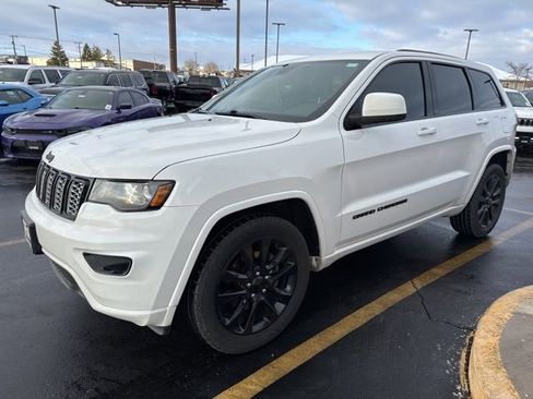 Used 2017 Jeep Grand Cherokee Altitude image 3