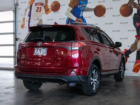 Used 2018 Toyota RAV4 LE FWD image 24
