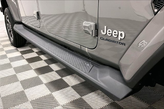 Used 2022 Jeep Gladiator Overland w/ Popular Equipment Package AWD/4WD image 11