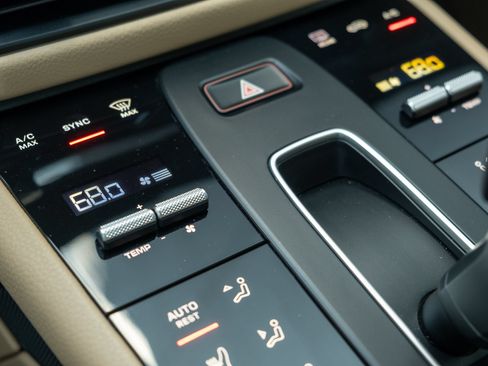 Certified 2024 Porsche Macan AWD/4WD image 36
