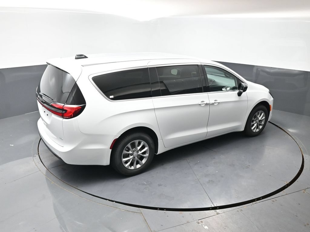 New 2027 Chrysler Pacifica Select w/ Family Tech Group AWD/4WD image 30