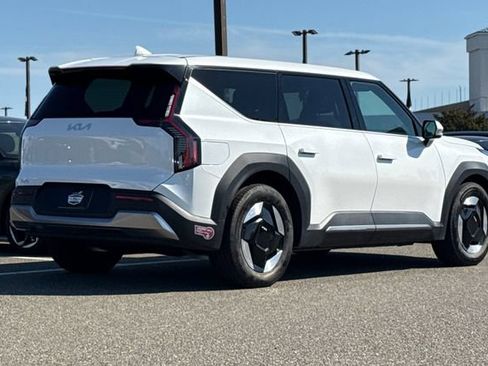 Certified 2024 Kia EV9 Light Long Range RWD image 5
