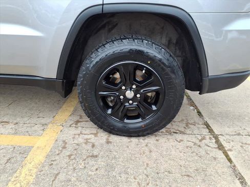 Used 2017 Jeep Grand Cherokee Laredo w/ Quick Order Package 23E image 7