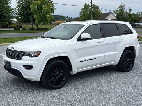 Used 2018 Jeep Grand Cherokee Altitude AWD/4WD image 4