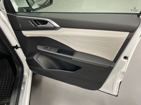 New 2025 Volkswagen Taos SEL image 8