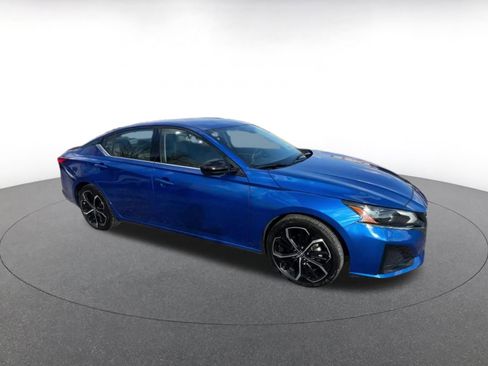 Used 2025 Nissan Altima 2.5 SR image 2