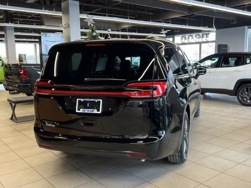 New 2026 Chrysler Pacifica Select image 2