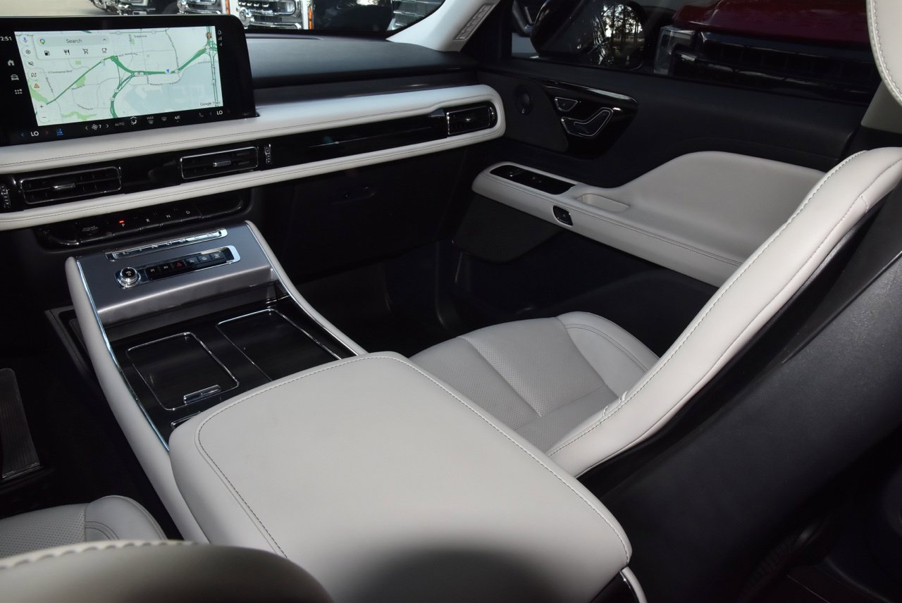 Certified 2025 Lincoln Aviator 2WD w/ Jet Appearance Package image 18