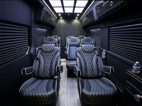 Used 2024 Mercedes-Benz Sprinter 3500 image 2