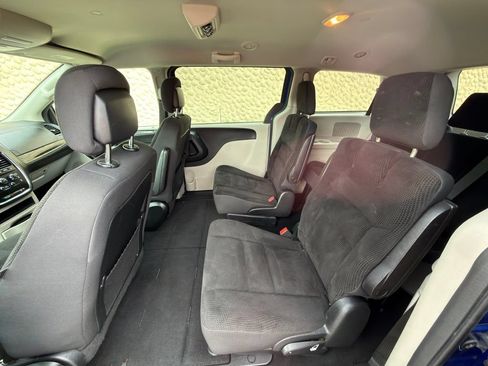 Used 2019 Dodge Grand Caravan SE w/ UConnect Hands-Free Group FWD image 17