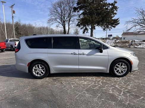 Used 2024 Chrysler Pacifica Touring-L image 6