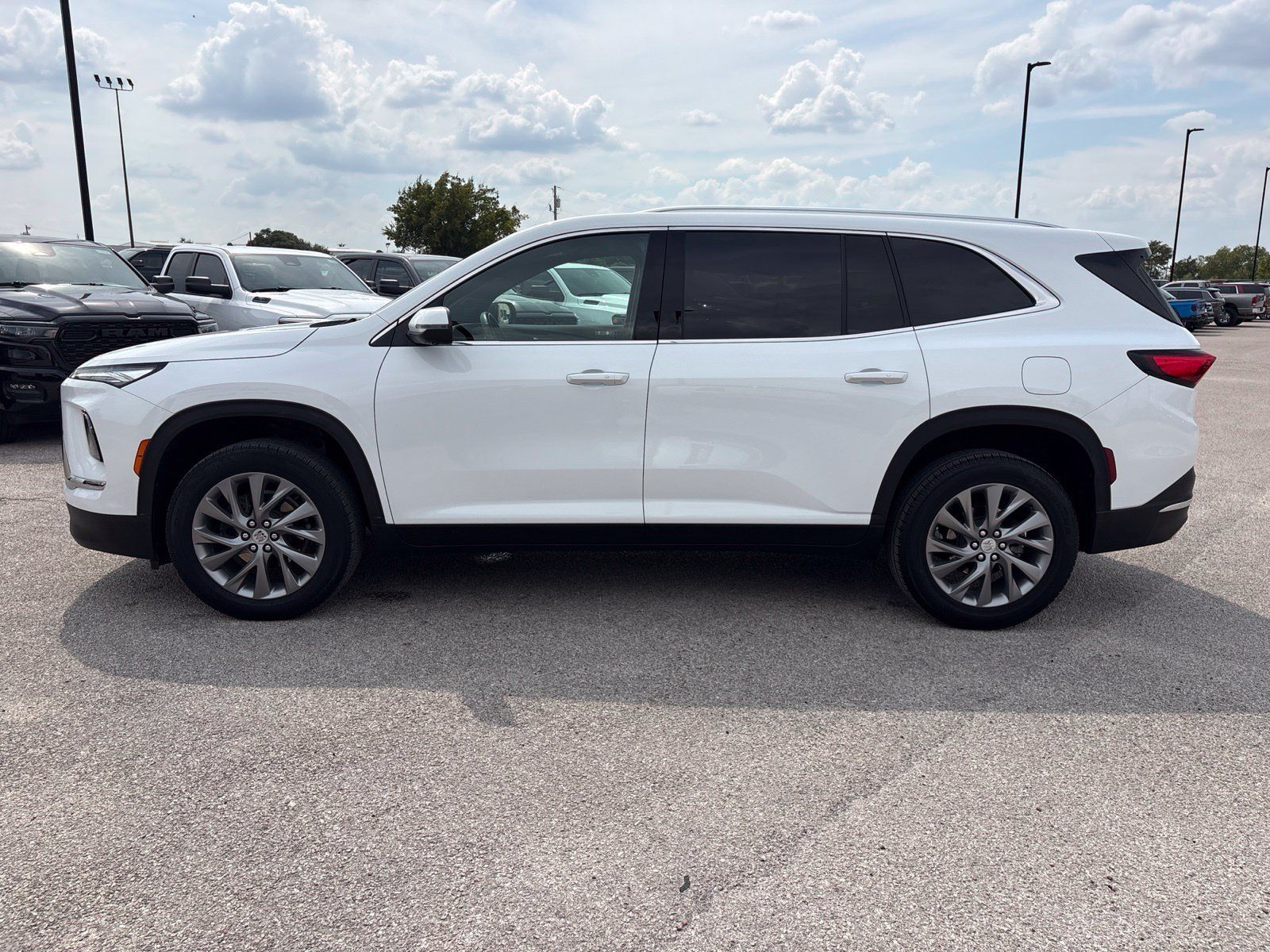 Used 2025 Buick Enclave Preferred FWD image 2