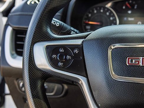 Used 2024 GMC Terrain SLE image 9