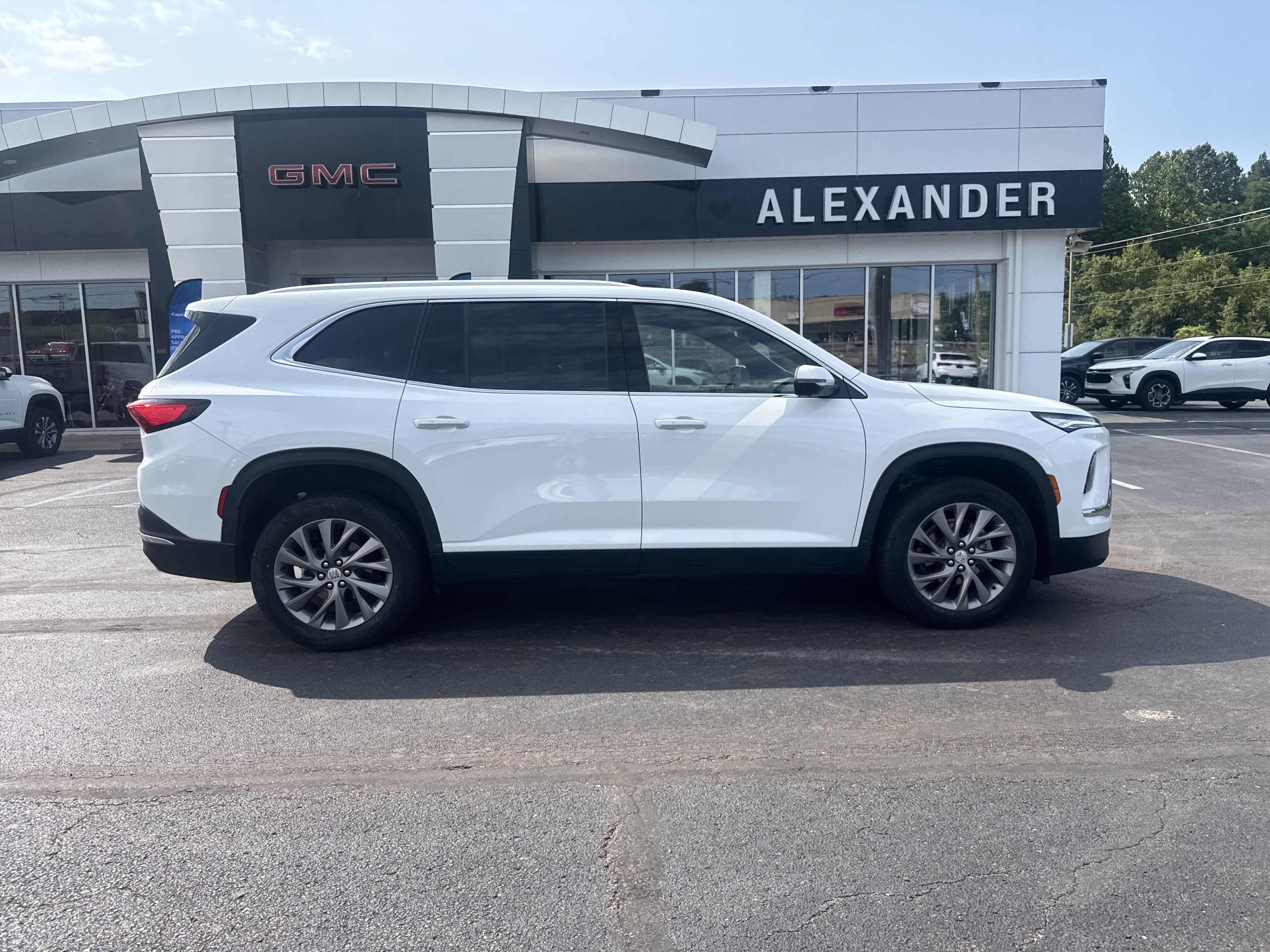 Used 2026 Buick Enclave Preferred AWD/4WD image 2