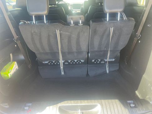 Used 2025 Chrysler Pacifica Select image 34