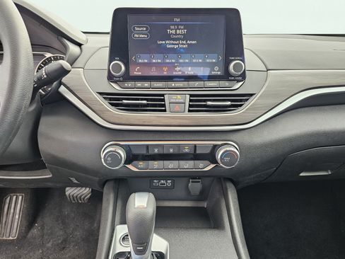 Used 2025 Nissan Altima 2.5 SV FWD image 21