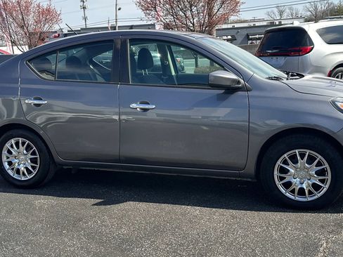 Used 2019 Nissan Versa SV image 4