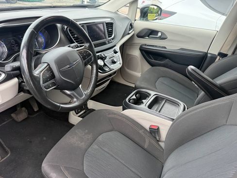 Used 2020 Chrysler Pacifica Touring w/ Cold Weather Group FWD image 10