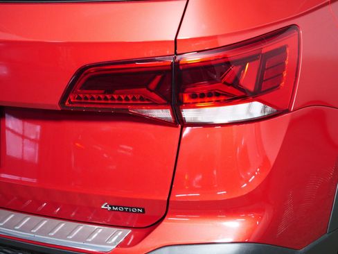 Certified 2022 Volkswagen Taos SEL w/ Panoramic Sunroof Package image 17