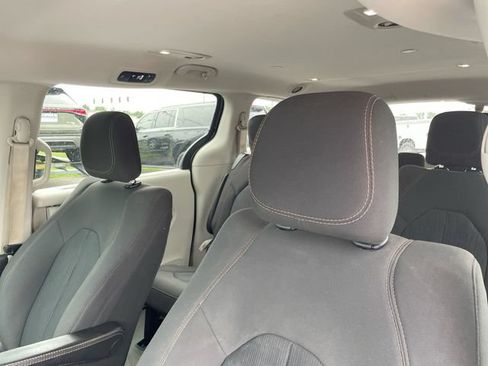 Used 2018 Chrysler Pacifica Touring Plus w/ Tire & Wheel Group FWD image 12