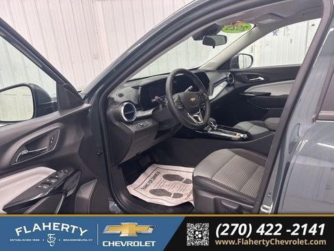 Used 2025 Chevrolet Trax LT w/ Driver Confidence Package image 9