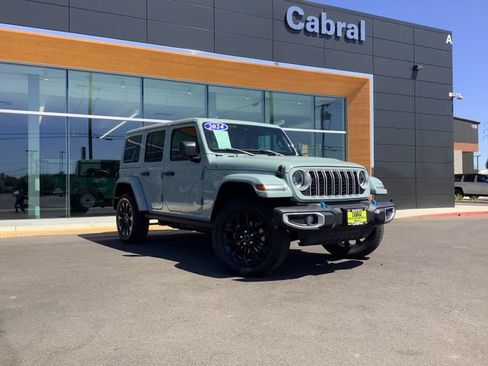 Used 2024 Jeep Wrangler Unlimited Sahara w/ Technology Group AWD/4WD image 2