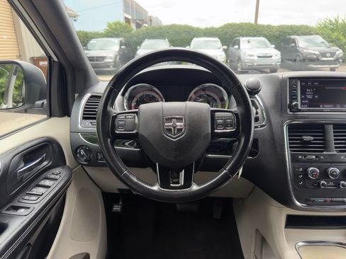 Used 2020 Dodge Grand Caravan SXT FWD image 9
