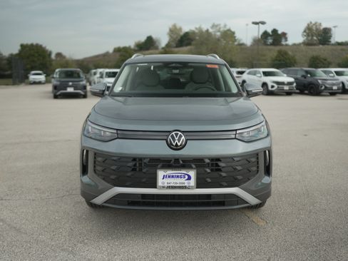 New 2025 Volkswagen Tiguan SE image 3