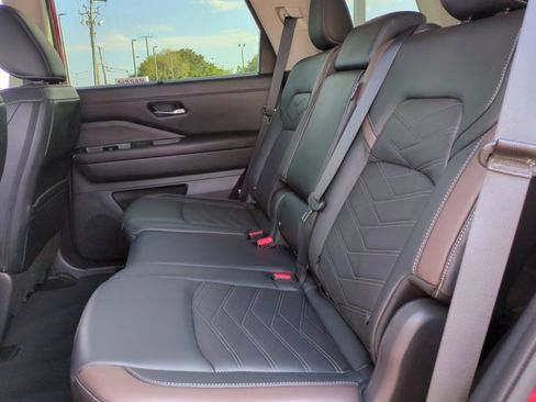 Used 2024 Nissan Pathfinder Platinum w/ Black Appearance Package image 14