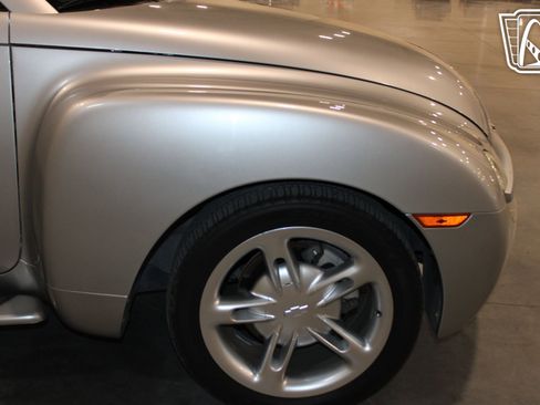 Used 2004 Chevrolet SSR w/ Preferred Equipment Group RWD image 23