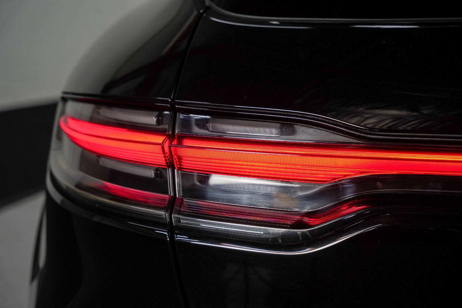 Used 2020 Porsche Macan Turbo AWD/4WD image 19