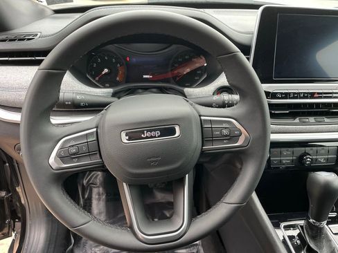 Used 2025 Jeep Compass Latitude image 11