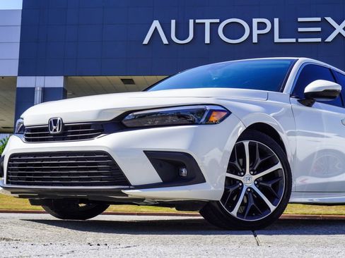 Used 2022 Honda Civic Touring image 2