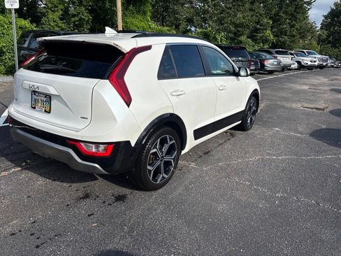Used 2023 Kia Niro EX Touring FWD image 3