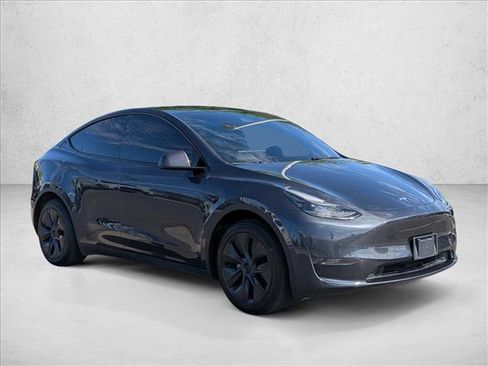 Used 2024 Tesla Model Y 2WD image 3