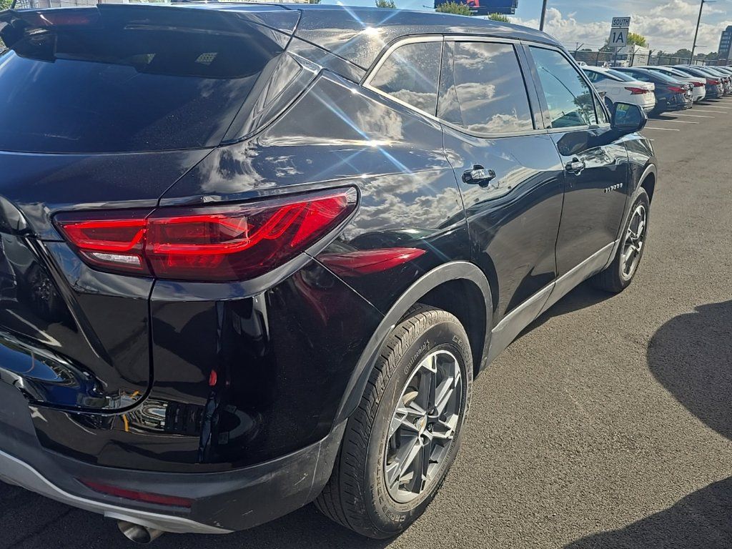 Used 2025 Chevrolet Blazer LT AWD/4WD image 3
